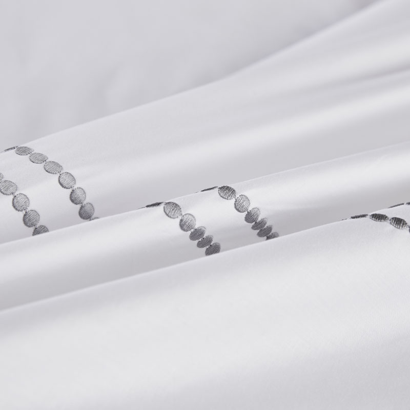 Súprava obliečok zo 100% bavlny s bodkovanou výšivkou 300TC Súprava obliečok zo 100% bavlny s bodkovanou výšivkou 300TC