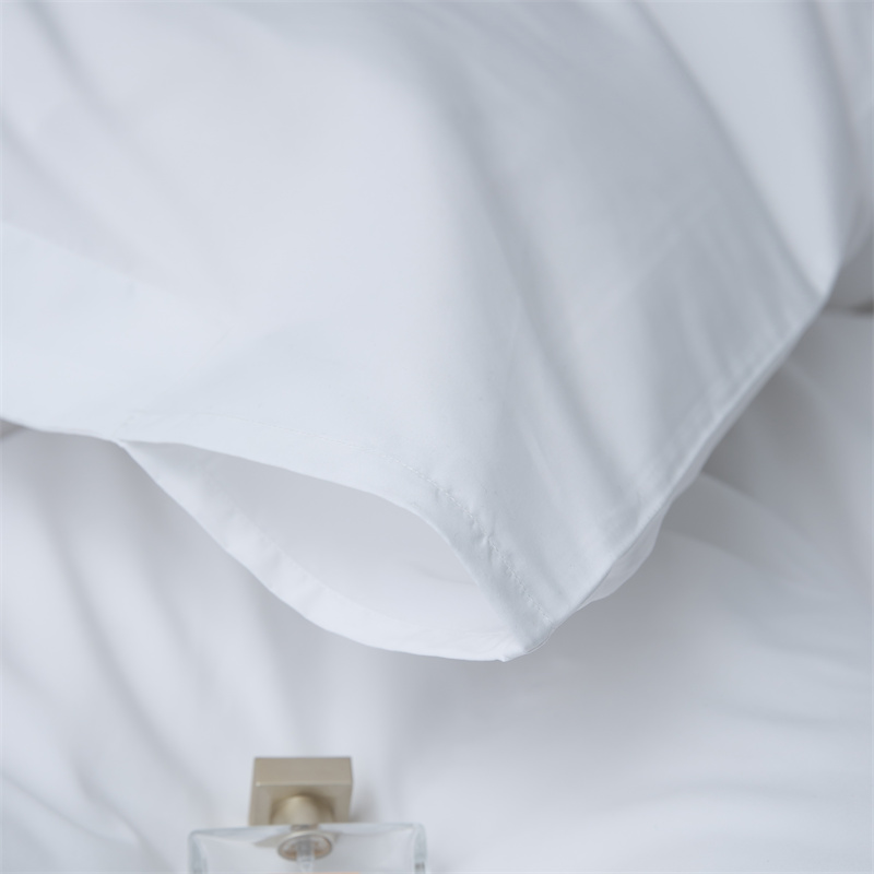 Súprava posteľnej bielizne zo 100 % polyesteru 135 g/m2 pre ekonomický hotel Súprava posteľnej bielizne zo 100 % polyesteru 135 g/m2 pre ekonomický hotel