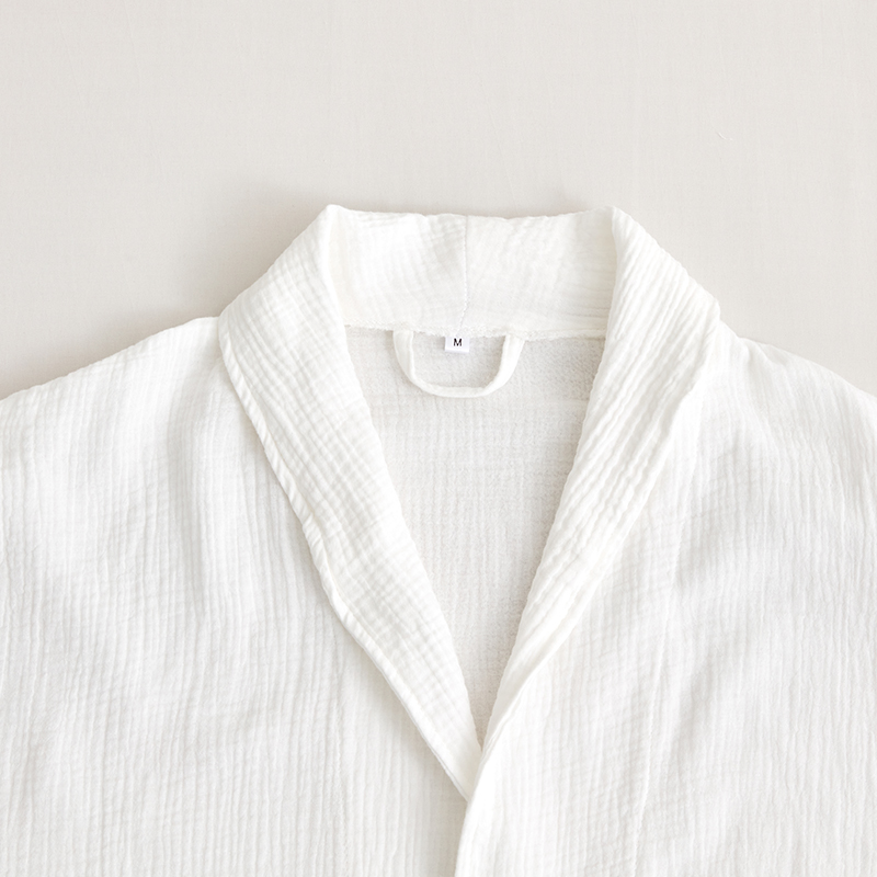 Hotelový župan s dvojvrstvovým šatkovým golierom z gázovej bavlny Hotelový župan s dvojvrstvovým šatkovým golierom z gázovej bavlny