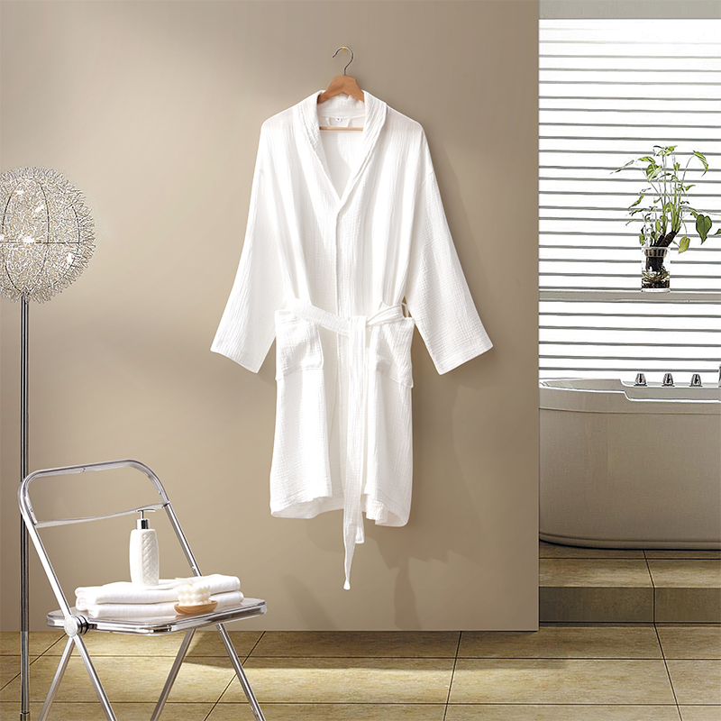 Hotelový župan s dvojvrstvovým šatkovým golierom z gázovej bavlny Hotelový župan s dvojvrstvovým šatkovým golierom z gázovej bavlny