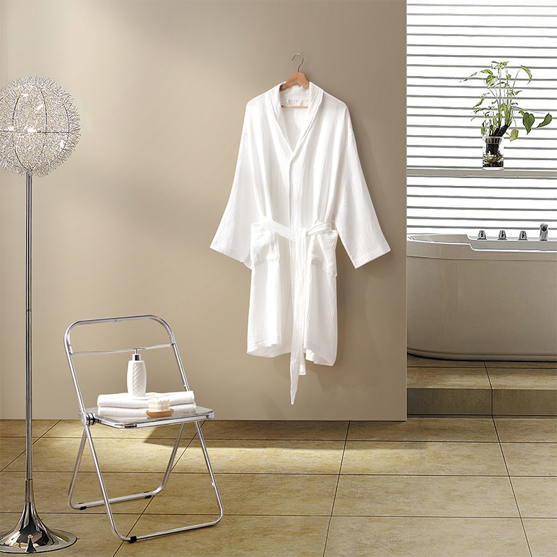 Hotelový župan s dvojvrstvovým šatkovým golierom z gázovej bavlny Hotelový župan s dvojvrstvovým šatkovým golierom z gázovej bavlny