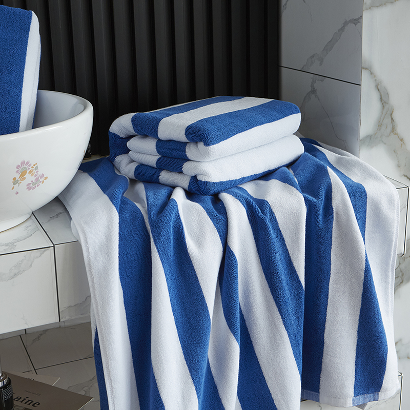 Plážový uterák zafarbený na modro biely prúžok